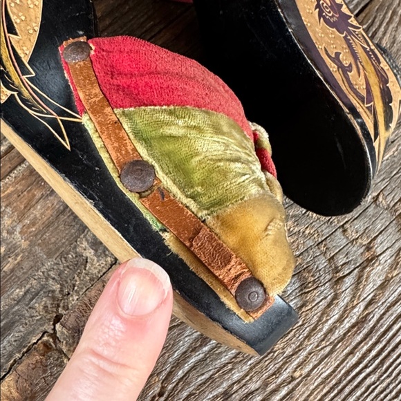Vintage 1942 handmade & signed hand carved dragon wood wedges with velvet upper - Picture 8 of 10
